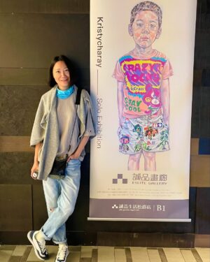 Kristy Cha Ray Chu Instagram - 容許我在這裡小小炫耀一下，一個多月前，得知自己獲選「CANS亞洲當代藝術-年度之最：年度明日之星」

得獎這件事，從前的我，肯定第一時間就等不及(po文)跟所有人分享。

然而，隨著年紀慢慢增長，我的情緒不再起起伏伏，得失心也沒那麼重，學著看淡很多事，珍惜在乎我的人，不被生活中的繁瑣影響。

現在的我，只想好好畫畫，沒有什麼比這更重要。

想說還是要告訴媽媽這個好消息，她當下的反應是：家瑞，你都要60了，主辦單位應該頒個「今日之星」給妳，「明日」留給年輕人吧～

換個角度思考，沒有框架能夠束縛我，沒有什麼可以定義我，這世界什麼都有可能，Rules由我們自己創造，未來不再屬於年輕世代，60也有明天！

我要把這個獎送給和我一樣，依然在夢想的路上奔跑的每一個人。

當然，其他入圍者各個超級amazing ，煙囪、鐵木爾斯琴、冷廣敏、譚永勍、童昆鳥、花季琳、張移北、蔡堅、都是我佩服的藝術家！

感謝誠品畫廊 @eslitegallery 的總監趙琍女士，不斷地給予我心裡與創作上的鼓勵與支持。

感謝粉絲，你們是讓我堅持下去的動力。

期許自己一直畫一直畫，讓作品帶我到更遠的地方。

最後，分享ㄧ位紐約前輩藝術家送給我的話：有時虛榮心也可以是一種美德，它能讓你的心靈飛翔～

三八婦女節快樂

我的個展進入倒數，最後兩個週末，大家趕緊把握機會（聽說再版的2000本畫冊剩下100本不到，要搶要快）

曲家瑞個展（好評延展）
日期：2025/02/15（六）-2025/03/16（日）

地點：#誠品畫廊北京 北京市朝陽區酒仙橋路2號798藝術區，797路B06

時間：11am-6pm，週二-週日(週一公休)

#曲家瑞個展
#誠品畫廊北京  @eslitegallery
#明日之星
#感到無比榮幸

「CANS亞洲當代藝術-年度之最：年度最佳明日之星」。完整報導露出於2025年2月的CANS雜誌/罐子藝術網（微信官方帳號）請點擊上方🔗