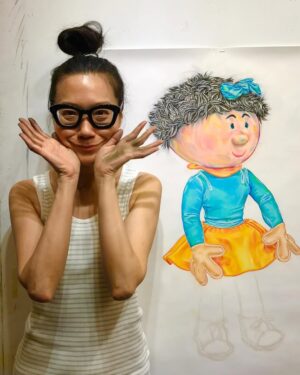Kristy Cha Ray Chu Instagram - 容許我在這裡小小炫耀一下，一個多月前，得知自己獲選「CANS亞洲當代藝術-年度之最：年度明日之星」

得獎這件事，從前的我，肯定第一時間就等不及(po文)跟所有人分享。

然而，隨著年紀慢慢增長，我的情緒不再起起伏伏，得失心也沒那麼重，學著看淡很多事，珍惜在乎我的人，不被生活中的繁瑣影響。

現在的我，只想好好畫畫，沒有什麼比這更重要。

想說還是要告訴媽媽這個好消息，她當下的反應是：家瑞，你都要60了，主辦單位應該頒個「今日之星」給妳，「明日」留給年輕人吧～

換個角度思考，沒有框架能夠束縛我，沒有什麼可以定義我，這世界什麼都有可能，Rules由我們自己創造，未來不再屬於年輕世代，60也有明天！

我要把這個獎送給和我一樣，依然在夢想的路上奔跑的每一個人。

當然，其他入圍者各個超級amazing ，煙囪、鐵木爾斯琴、冷廣敏、譚永勍、童昆鳥、花季琳、張移北、蔡堅、都是我佩服的藝術家！

感謝誠品畫廊 @eslitegallery 的總監趙琍女士，不斷地給予我心裡與創作上的鼓勵與支持。

感謝粉絲，你們是讓我堅持下去的動力。

期許自己一直畫一直畫，讓作品帶我到更遠的地方。

最後，分享ㄧ位紐約前輩藝術家送給我的話：有時虛榮心也可以是一種美德，它能讓你的心靈飛翔～

三八婦女節快樂

我的個展進入倒數，最後兩個週末，大家趕緊把握機會（聽說再版的2000本畫冊剩下100本不到，要搶要快）

曲家瑞個展（好評延展）
日期：2025/02/15（六）-2025/03/16（日）

地點：#誠品畫廊北京 北京市朝陽區酒仙橋路2號798藝術區，797路B06

時間：11am-6pm，週二-週日(週一公休)

#曲家瑞個展
#誠品畫廊北京  @eslitegallery
#明日之星
#感到無比榮幸

「CANS亞洲當代藝術-年度之最：年度最佳明日之星」。完整報導露出於2025年2月的CANS雜誌/罐子藝術網（微信官方帳號）請點擊上方🔗