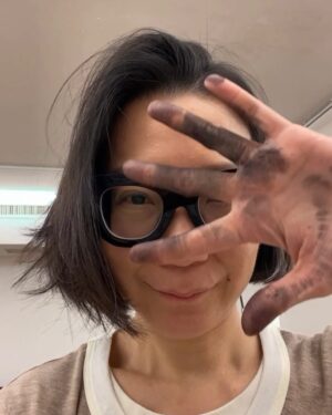 Kristy Cha Ray Chu Instagram - 容許我在這裡小小炫耀一下，一個多月前，得知自己獲選「CANS亞洲當代藝術-年度之最：年度明日之星」

得獎這件事，從前的我，肯定第一時間就等不及(po文)跟所有人分享。

然而，隨著年紀慢慢增長，我的情緒不再起起伏伏，得失心也沒那麼重，學著看淡很多事，珍惜在乎我的人，不被生活中的繁瑣影響。

現在的我，只想好好畫畫，沒有什麼比這更重要。

想說還是要告訴媽媽這個好消息，她當下的反應是：家瑞，你都要60了，主辦單位應該頒個「今日之星」給妳，「明日」留給年輕人吧～

換個角度思考，沒有框架能夠束縛我，沒有什麼可以定義我，這世界什麼都有可能，Rules由我們自己創造，未來不再屬於年輕世代，60也有明天！

我要把這個獎送給和我一樣，依然在夢想的路上奔跑的每一個人。

當然，其他入圍者各個超級amazing ，煙囪、鐵木爾斯琴、冷廣敏、譚永勍、童昆鳥、花季琳、張移北、蔡堅、都是我佩服的藝術家！

感謝誠品畫廊 @eslitegallery 的總監趙琍女士，不斷地給予我心裡與創作上的鼓勵與支持。

感謝粉絲，你們是讓我堅持下去的動力。

期許自己一直畫一直畫，讓作品帶我到更遠的地方。

最後，分享ㄧ位紐約前輩藝術家送給我的話：有時虛榮心也可以是一種美德，它能讓你的心靈飛翔～

三八婦女節快樂

我的個展進入倒數，最後兩個週末，大家趕緊把握機會（聽說再版的2000本畫冊剩下100本不到，要搶要快）

曲家瑞個展（好評延展）
日期：2025/02/15（六）-2025/03/16（日）

地點：#誠品畫廊北京 北京市朝陽區酒仙橋路2號798藝術區，797路B06

時間：11am-6pm，週二-週日(週一公休)

#曲家瑞個展
#誠品畫廊北京  @eslitegallery
#明日之星
#感到無比榮幸

「CANS亞洲當代藝術-年度之最：年度最佳明日之星」。完整報導露出於2025年2月的CANS雜誌/罐子藝術網（微信官方帳號）請點擊上方🔗
