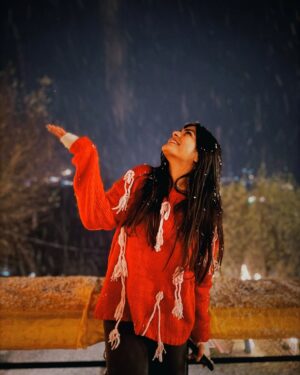 Kritika Khurana Instagram - freezing here in manali ❄️
snowfallllllll