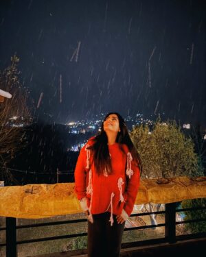 Kritika Khurana Instagram - freezing here in manali ❄️
snowfallllllll
