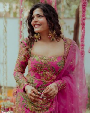 Kritika Khurana Instagram - Hair can make or break a look. Here are some of our favorite hairstyles for this wedding season to save for later. ✨