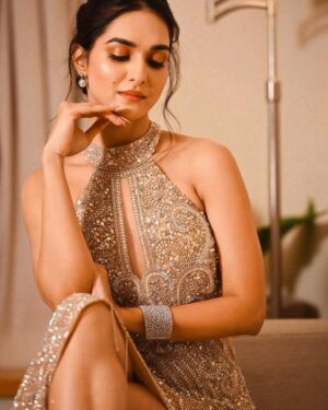 Kritika Singh Yadav Instagram - Last night for #69thSOBHAFilfareAwardsSouth2024
@sobharealty @kamarfilmfactory 

Outfit : @dharaa.in 
Accesories : @nayrasbynethra 
Styling : @stilerush_by_varshinijanakiram 
Mua : @aayushisinhamakeup
