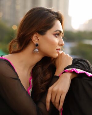 Kritika Singh Yadav Instagram - 🖤

Hair & makeup @anujamakeupartistry