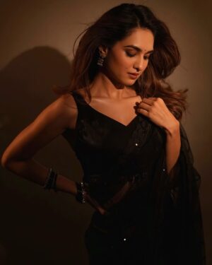 Kritika Singh Yadav Instagram - Back to black ♠️
Captured by @framebywoofy 
Hair & makeup @makeupbyakshar