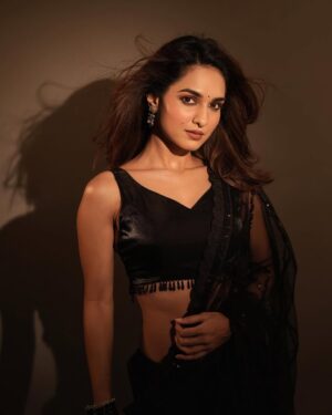 Kritika Singh Yadav Instagram - Back to black ♠️
Captured by @framebywoofy 
Hair & makeup @makeupbyakshar