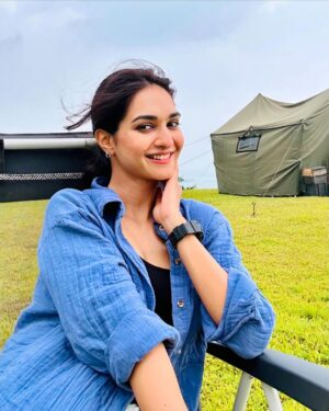 Kritika Singh Yadav Instagram - Aashiyan 🤍 lovely song @zeeshan_malang 🫰