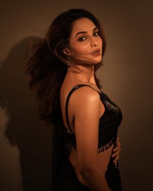 Kritika Singh Yadav Instagram - Back to black ♠️
Captured by @framebywoofy 
Hair & makeup @makeupbyakshar