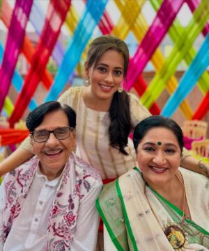 Krutika Desai Khan Instagram - Holi Celebration from the sets of Anupamaa 🎨❤️🌈

#Anupamaa #starplus #dkp #pakhi #krutikadesai #tvshow #happyholi #holicelebration #happiness #love #colour #joy #vibrant #positivevibes #gratitude #spreadlove