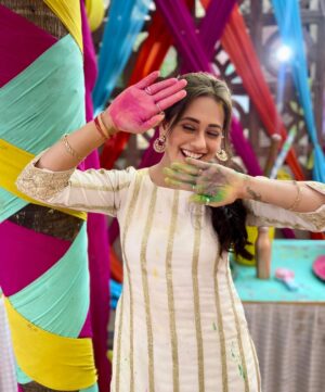 Krutika Desai Khan Instagram - Holi Celebration from the sets of Anupamaa 🎨❤️🌈

#Anupamaa #starplus #dkp #pakhi #krutikadesai #tvshow #happyholi #holicelebration #happiness #love #colour #joy #vibrant #positivevibes #gratitude #spreadlove