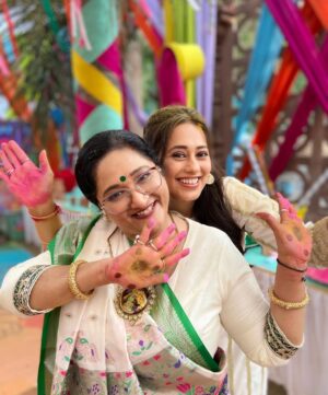 Krutika Desai Khan Instagram - Holi Celebration from the sets of Anupamaa 🎨❤️🌈

#Anupamaa #starplus #dkp #pakhi #krutikadesai #tvshow #happyholi #holicelebration #happiness #love #colour #joy #vibrant #positivevibes #gratitude #spreadlove