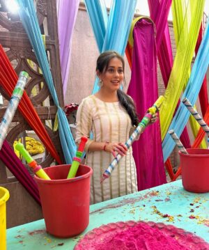 Krutika Desai Khan Instagram - Holi Celebration from the sets of Anupamaa 🎨❤️🌈

#Anupamaa #starplus #dkp #pakhi #krutikadesai #tvshow #happyholi #holicelebration #happiness #love #colour #joy #vibrant #positivevibes #gratitude #spreadlove