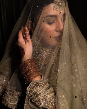 Kubra Khan Instagram - I wanted to Sparkle. @hijabomer you made me sparkle. Thank you. - Few glimpses of a beautiful night filled so love and laughters. Thank you @yrattamedia for such beautiful memories. And of course, my glam up by none other than @mubsher.bhatti