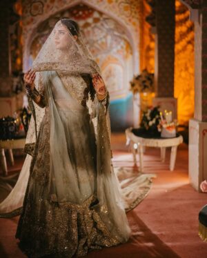Kubra Khan Instagram - I wanted to Sparkle. @hijabomer you made me sparkle. Thank you. - Few glimpses of a beautiful night filled so love and laughters. Thank you @yrattamedia for such beautiful memories. And of course, my glam up by none other than @mubsher.bhatti