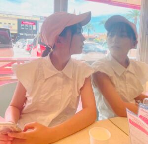 Kurumi Inagaki Instagram - 💽
.
映画「366日」1月10日の公開より
1ヶ月以上がたちました✨
たくさんのあたたかい感想をありがとうございます！
.
多くの方が映画館で観てくださり
動員150万人突破
本当におめでとうございます🎀
.
.
今日はたくさんの写真📷
オフショットと
沖縄での思い出の写真です。
鏡で双子みたいに撮れた写真や
マネージャーさんとアイスを食べて、
マネージャーさんが借してくれた
サングラスでカッコつけて撮ってもらったり
劇中の病室のお外の景色がとても素敵だったり
撮影は夏だったので水分を取って日傘をさして
休憩していました。
.
.
#映画366日 三連休にも映画館でぜひ！ご覧ください！！！
.
.
.
@366movie 
#映画366日　
#新城毅彦監督　
脚本#福田果歩 さん
#366日　
#恋をして　
#HY さん
#沖縄 
#東京 
#嘉陽田陽葵 役
#稲垣来泉 
.
学校では期末テストが終わりました！！
テストが返ってくるまでは忘れて楽しみますっ！！✨