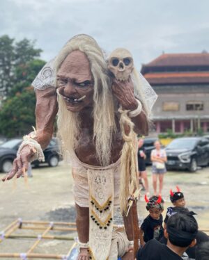 Laksmi De-Neefe Suardana Instagram - Metal concert ❌ Burning Man ❌ but just as loud and full of energy. The electric spirit of the Ogoh-Ogoh parade, where art, culture, community and tradition come alive before Nyepi, Day of Silence! A wholesome tradition for the youth and a reminder for adults to stay young at heart ❤️‍🔥 #ogohogoh #ngerupuk #keepbalinesetraditionalive #menyala 🔥