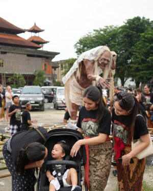 Laksmi De-Neefe Suardana Instagram - Metal concert ❌ Burning Man ❌ but just as loud and full of energy. The electric spirit of the Ogoh-Ogoh parade, where art, culture, community and tradition come alive before Nyepi, Day of Silence! A wholesome tradition for the youth and a reminder for adults to stay young at heart ❤️‍🔥 #ogohogoh #ngerupuk #keepbalinesetraditionalive #menyala 🔥