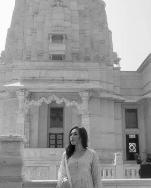 Laksmi De-Neefe Suardana Instagram - 🪷✨

Sharing some poems I read at today’s beautiful Yoga & Poetry session with @yogashle @shelftherapyclub It was very exciting to bring this practice to life & hopefully I can share it with all of you one day. Feeling blessed & throwing it back to visiting Lakshmi Narayan temple in Jaipur ✨