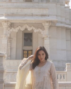 Laksmi De-Neefe Suardana Instagram - 🪷✨

Sharing some poems I read at today’s beautiful Yoga & Poetry session with @yogashle @shelftherapyclub It was very exciting to bring this practice to life & hopefully I can share it with all of you one day. Feeling blessed & throwing it back to visiting Lakshmi Narayan temple in Jaipur ✨
