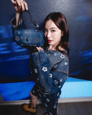 Lapassalan Jiravechsoontornkul Instagram - never throw away my blue jeans👖🌼
@marcjacobs @patluxurygroup 
#MarcJacobsDaisy #TheDualBag
#MarcJacobs #MarcJacobsTH 
#PATLuxuryGroup