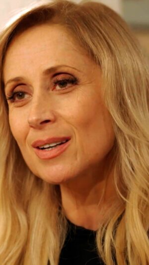 Lara Fabian Instagram - "Et là on a vraiment rien..." : Lara Fabian raconte les moments difficiles de sa carrière, lorsqu'elle enchainait les petits jobs pour subvenir à ses besoins...

Rendez-vous ce dimanche à 16h sur France 2 pour (re)découvrir Pauline Déroulède et les autres invités !

#manupayet #larafabian #paulinederoulede #udalc #undimanchealacampagne #france2 #francetv #fredericlopez #inédit #dimanche #emission