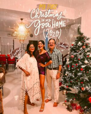 Larissa Dsa Instagram - Some beautiful Christmas moments through the years 🥹

Compliments of the season everyone ♥️

May you all feel the joy of Christmas throughout the year, and blessings of the almighty to you and your family.

-Love & Laughter,
Larissa 😘

Edited on @lightroom 
Handwritten & graphics on @procreate