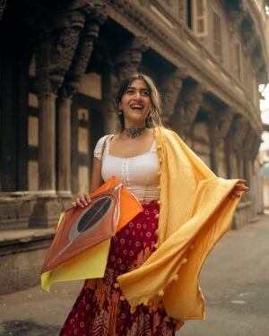 Larissa Dsa Instagram - Kai Po Che 🪁

@larissa_wlc X @haram_khor_ 📸

Kites in the air, joy everywhere,
Uttarayan in Ahmedabad feels so rare.
Good food, kind people, and happy vibes,
This festival fills hearts and brightens lives.

Thank you @living_clicks @bhoommss for all the help 🤗

#uttaryan #kite #gujarat #ahemdabad #india #festival #vibe #explore #postivevibes #makarsankranti