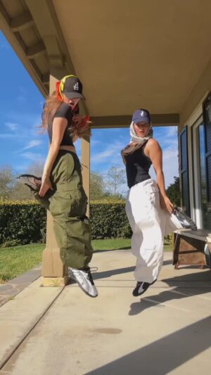 Larsen Thompson Instagram - we really did it❤️‍🔥 @camrenwhy #kendricklamar #notlikeus #superbowl #dance