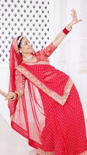 Lataa Saberwal Instagram - ✨ Childhood dream of dancing and showing off 😂 fulfilling now ! Women are versatile ❤️ Find your passion and pursue, so, what is your passion ? COMMENT 👇 ❤️❤️ 

🎥   Studio @shriharsh_photography 

#lataasaberwal #actor #imageconsultant #fitnessenthusiast #confidence #personalitydevelopment #confident #imagemanagement #dancemoms #dancelove #dancefitness #dance #ghoomar #ghoomarreels #ghoomarreels_ #ghoomarjaipur❤️