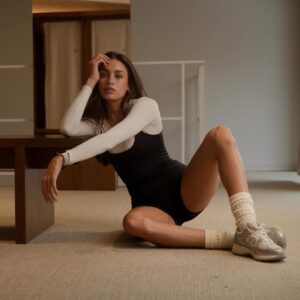 Laura Archbold Instagram - Yo no soy lo que ves, ni lo que quiero que veas, ni lo que pretendo ser, ni lo que se mostrar y mucho menos lo que me guardo en los bolsillos como un secreto ruidoso. 
Yo no quiero ser lo que tú piensas, ni lo que me engañó creyendo ser. 
Yo soy lo que agradezco, soy mis lágrimas y mi risa, soy la última canción que resuena, el último libro que me abraza, la última película que me envuelve, el último esfuerzo que me sostiene; soy mis rutinas silenciosas y el deseo de seguir siendo, incluso cuando no quiero. 
El otro día me dijeron “eres experta en no venderte” como si fuéramos la vitrina de alguna tienda perdida en el laberinto del Pasaje Hernández, porque si no lo muestras al parecer no existe y me duelo por no ser, incluso cuando soy todo eso.
•
“Nadie se salva de la vida, ni siquiera los fuertes” Charles Bukowski. 
Y gracias a @one_______half y su equipo especial por regalarme este día. ✨
@clemenciamontoyat tomó las fotos ♥️