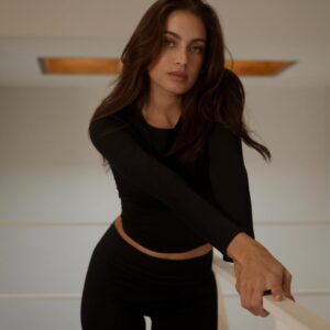 Laura Archbold Instagram - Yo no soy lo que ves, ni lo que quiero que veas, ni lo que pretendo ser, ni lo que se mostrar y mucho menos lo que me guardo en los bolsillos como un secreto ruidoso. 
Yo no quiero ser lo que tú piensas, ni lo que me engañó creyendo ser. 
Yo soy lo que agradezco, soy mis lágrimas y mi risa, soy la última canción que resuena, el último libro que me abraza, la última película que me envuelve, el último esfuerzo que me sostiene; soy mis rutinas silenciosas y el deseo de seguir siendo, incluso cuando no quiero. 
El otro día me dijeron “eres experta en no venderte” como si fuéramos la vitrina de alguna tienda perdida en el laberinto del Pasaje Hernández, porque si no lo muestras al parecer no existe y me duelo por no ser, incluso cuando soy todo eso.
•
“Nadie se salva de la vida, ni siquiera los fuertes” Charles Bukowski. 
Y gracias a @one_______half y su equipo especial por regalarme este día. ✨
@clemenciamontoyat tomó las fotos ♥️
