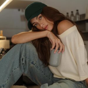 Laura Archbold Instagram - Yo no soy lo que ves, ni lo que quiero que veas, ni lo que pretendo ser, ni lo que se mostrar y mucho menos lo que me guardo en los bolsillos como un secreto ruidoso. 
Yo no quiero ser lo que tú piensas, ni lo que me engañó creyendo ser. 
Yo soy lo que agradezco, soy mis lágrimas y mi risa, soy la última canción que resuena, el último libro que me abraza, la última película que me envuelve, el último esfuerzo que me sostiene; soy mis rutinas silenciosas y el deseo de seguir siendo, incluso cuando no quiero. 
El otro día me dijeron “eres experta en no venderte” como si fuéramos la vitrina de alguna tienda perdida en el laberinto del Pasaje Hernández, porque si no lo muestras al parecer no existe y me duelo por no ser, incluso cuando soy todo eso.
•
“Nadie se salva de la vida, ni siquiera los fuertes” Charles Bukowski. 
Y gracias a @one_______half y su equipo especial por regalarme este día. ✨
@clemenciamontoyat tomó las fotos ♥️