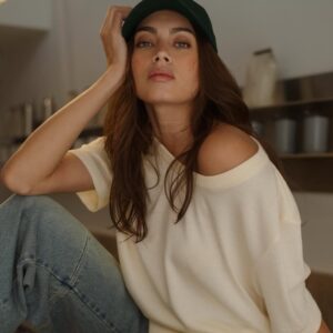 Laura Archbold Instagram - Yo no soy lo que ves, ni lo que quiero que veas, ni lo que pretendo ser, ni lo que se mostrar y mucho menos lo que me guardo en los bolsillos como un secreto ruidoso. 
Yo no quiero ser lo que tú piensas, ni lo que me engañó creyendo ser. 
Yo soy lo que agradezco, soy mis lágrimas y mi risa, soy la última canción que resuena, el último libro que me abraza, la última película que me envuelve, el último esfuerzo que me sostiene; soy mis rutinas silenciosas y el deseo de seguir siendo, incluso cuando no quiero. 
El otro día me dijeron “eres experta en no venderte” como si fuéramos la vitrina de alguna tienda perdida en el laberinto del Pasaje Hernández, porque si no lo muestras al parecer no existe y me duelo por no ser, incluso cuando soy todo eso.
•
“Nadie se salva de la vida, ni siquiera los fuertes” Charles Bukowski. 
Y gracias a @one_______half y su equipo especial por regalarme este día. ✨
@clemenciamontoyat tomó las fotos ♥️