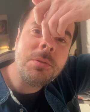 Laura Felpin Instagram - Quelque part dans ces photos il existe un prof de math qui fait également du soutien scolaire gratuitement à domicile. Et aussi un type riche qui a une parapharmacie dans le 6ème et un spa de luxe à Biarritz. 
Il y a un frère de sang. Des réalisateurs qui ne réalisent pas. Des amies qui vous habillent,qui vous coiffent, qui vous maquillent, qui vous cherchent devant chez vous. 
Des partenaires de jeu géniaux. Des Billie qui veulent être mieux aimées et des voitures qui se séparent en deux.La lune et ma mère . 
BREF SAISON 2, c’est dispo sur @disneyplusfr 
Merci pour l’aventure @kyankhojandi @navo_