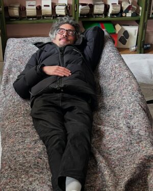 Laura Felpin Instagram - Quelque part dans ces photos il existe un prof de math qui fait également du soutien scolaire gratuitement à domicile. Et aussi un type riche qui a une parapharmacie dans le 6ème et un spa de luxe à Biarritz. 
Il y a un frère de sang. Des réalisateurs qui ne réalisent pas. Des amies qui vous habillent,qui vous coiffent, qui vous maquillent, qui vous cherchent devant chez vous. 
Des partenaires de jeu géniaux. Des Billie qui veulent être mieux aimées et des voitures qui se séparent en deux.La lune et ma mère . 
BREF SAISON 2, c’est dispo sur @disneyplusfr 
Merci pour l’aventure @kyankhojandi @navo_