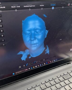 Laura Felpin Instagram - Quelque part dans ces photos il existe un prof de math qui fait également du soutien scolaire gratuitement à domicile. Et aussi un type riche qui a une parapharmacie dans le 6ème et un spa de luxe à Biarritz. 
Il y a un frère de sang. Des réalisateurs qui ne réalisent pas. Des amies qui vous habillent,qui vous coiffent, qui vous maquillent, qui vous cherchent devant chez vous. 
Des partenaires de jeu géniaux. Des Billie qui veulent être mieux aimées et des voitures qui se séparent en deux.La lune et ma mère . 
BREF SAISON 2, c’est dispo sur @disneyplusfr 
Merci pour l’aventure @kyankhojandi @navo_