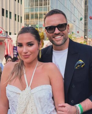 Laura Gallego Cabezas Instagram - Feria de Sevilla en Miami 💃🏼🕺🏻
🌹
🌹
🌹
Thanks @mantonesforonda por cruzar el charco con nosotros ❤️