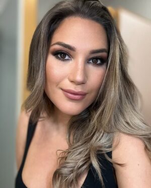 Laura Gallego Cabezas Instagram - The show must go on 

💆🏼‍♀️ @martinrojas55 
💄 @inmaculadatoroaguirre