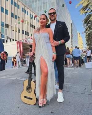 Laura Gallego Cabezas Instagram - Feria de Sevilla en Miami 💃🏼🕺🏻
🌹
🌹
🌹
Thanks @mantonesforonda por cruzar el charco con nosotros ❤️