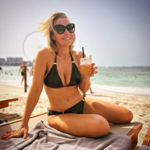 Laura Hamilton Instagram - A weekend of chill before some property viewings in Dubai begin… 
.
.
.
@rixospremiumdubai @rixoshotels @naia_beach #dubai #property #househunting #propertymarketdubai