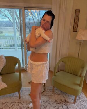 Laura James Instagram - 4 weeks with my little smoosh 🥹🕊️🎀🫶🏻