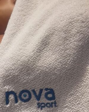 Laura Osma Instagram - Soy de las que pienso que las ventosas son sexys🤭🔥
.
Aquí en @novasport_colombia masajeándome el esqueleto ✨