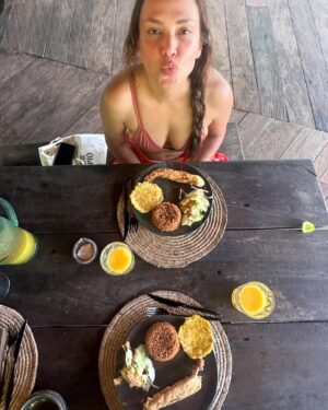 Laura Osma Instagram - Primeros días en @madreaguahotel 
Arusí,
Las olitas surfearlas, el pueblo, las canoas, el sancocho de pescado, mis amigos los grillos, las conchitas rosadas, las sonrisas con matcha y piñas para las niñas ✨🤍
.
Me puedo quedar aquí para siempre?