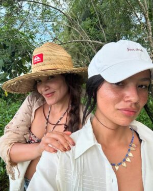 Laura Osma Instagram - Primeros días en @madreaguahotel 
Arusí,
Las olitas surfearlas, el pueblo, las canoas, el sancocho de pescado, mis amigos los grillos, las conchitas rosadas, las sonrisas con matcha y piñas para las niñas ✨🤍
.
Me puedo quedar aquí para siempre?