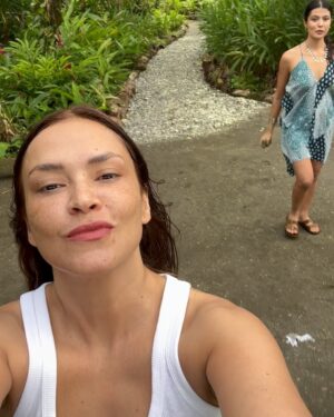 Laura Osma Instagram - Primeros días en @madreaguahotel 
Arusí,
Las olitas surfearlas, el pueblo, las canoas, el sancocho de pescado, mis amigos los grillos, las conchitas rosadas, las sonrisas con matcha y piñas para las niñas ✨🤍
.
Me puedo quedar aquí para siempre?