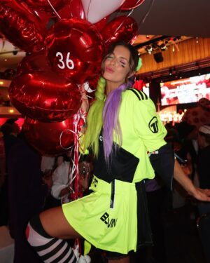 Laura Wontorra Instagram - So this is 36 🥳 Dear Family & Friends you made it a special one ❤️ @wontorriors x effzeh 🖤🧡👐