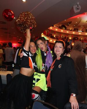 Laura Wontorra Instagram - So this is 36 🥳 Dear Family & Friends you made it a special one ❤️ @wontorriors x effzeh 🖤🧡👐