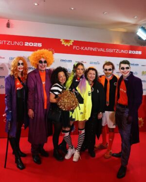 Laura Wontorra Instagram - So this is 36 🥳 Dear Family & Friends you made it a special one ❤️ @wontorriors x effzeh 🖤🧡👐