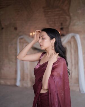 Lavanya Srivastava Instagram - Blend of magical mysteries and nostalgia 🥀 
.
.
.
.
#darkacademia #magicalmystery #unfolding #indianwear #ethnicwear #saree #ethnicfashion #minimalethic #minimaliststyle