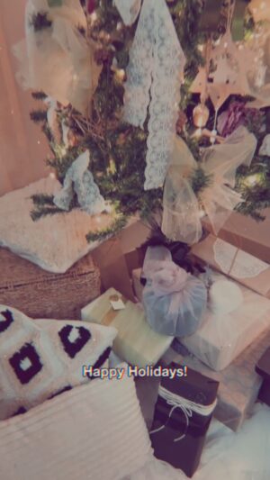 Lavanya Srivastava Instagram - It was indeed a very merry Christmas 💕
.
.
.
#merrychristmas2023 #newyear2023 #happyholidays #christmascelebration #aestheticedits #aestheticchristmas #cosywinters #holidayseason #vintage #cosywinter #christmasgifts #christmasdecor #tree #giftwrapping #holidaysdecor #newyeargift